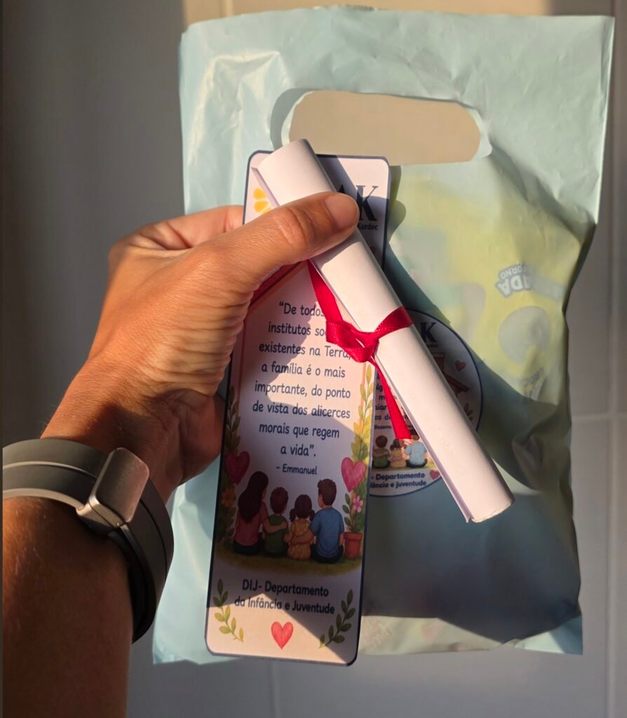 Lembrança para a família na reunião de família com mensagem, marcador de livro e guloseimas.
