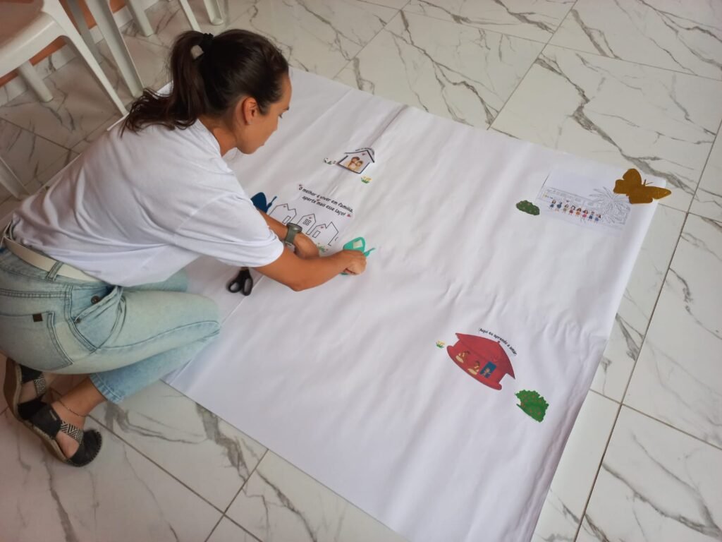 Val organizando o mural para depois receber as outras famílias.