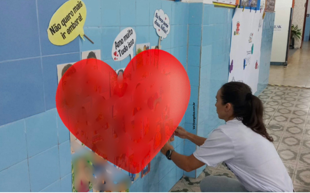 Primeiro mural de coração feito no salão com todas as fotos, mas sem o formato do coração.